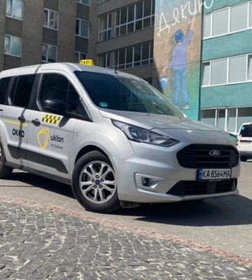 Львів компенсуватиме поїздки на інклюзивному таксі для людей, які користуються кріслами колісними