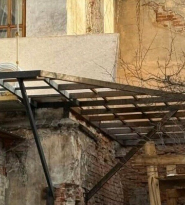 У Львові власницю квартири зобов’язали демонтувати незаконний балкон на фасаді пам’ятки архітектури