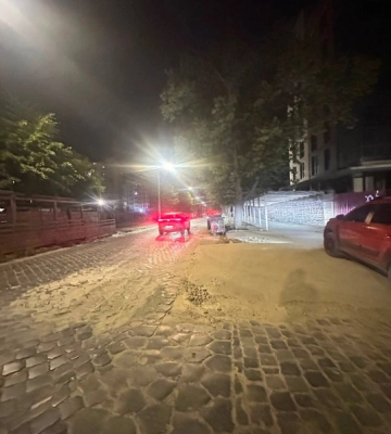У Чернівцях комунальники вночі перемощують бруківки на низці вулиць