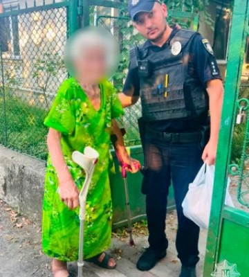 Не пам'ятала дороги додому: в Ужгороді патрульні допомогли літній жінці повернутися до рідних