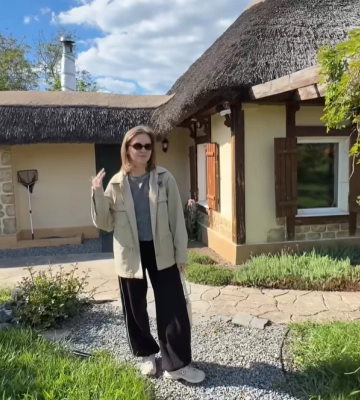 Купила за $1500: женщина освоила 100-летнюю хату в деревне, покрытую камышом 