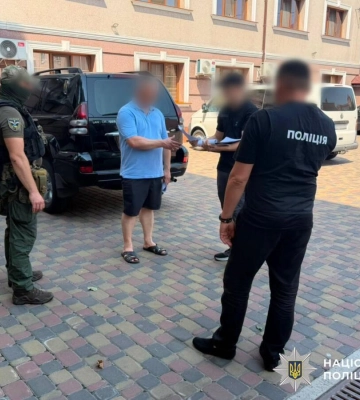 До 20 тисяч доларів за списання з військового обліку: на Закарпатті двох експосадовців ТЦК взяли під варту