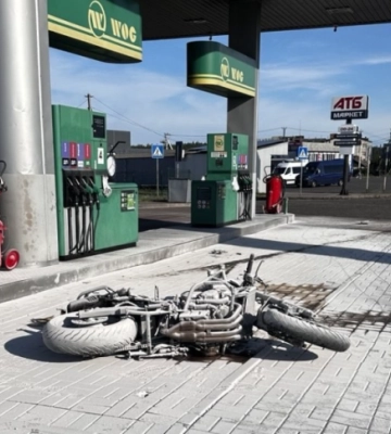 Мотоцикл загорівся після ДТП, а водій у лікарні: на Волині сталася аварія. Відео