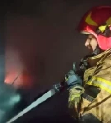На Чернігівщині удар російського БпЛА спричинив пожежу складської будівлі