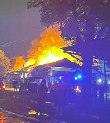 Російський дрон влучив у склад у Прилуках, спалахнула велика пожежа
