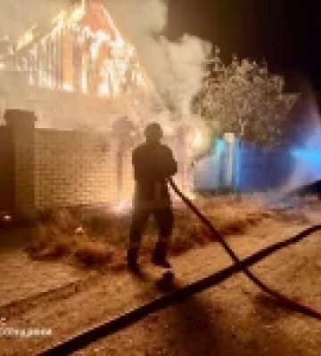 У Херсоні через удар російського FPV-дрона загорівся житловий будинок