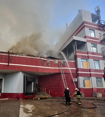 У Харкові загасили пожежу на складі видавництва після ворожої атаки