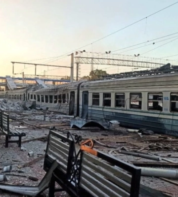 Російський дрон влучив по локомотиву поїзда «Суми-Київ», пошкоджений вагон –УЗ