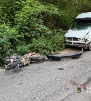 Без прав, шолома та на незареєстрованому мотоциклі: на Тячівщині 17-річний водій врізався у Mercedes
