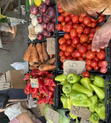 На Хитрому ринку в Полтаві змінилися ціни на сезонні продукти: скільки коштують овочі, фрукти, ягоди та домашні продукти
