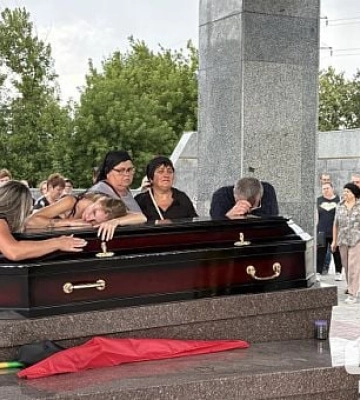Жители Кривого Рога простились с погибшим защитником Александром Дедяевым