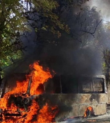 У Нікополі через обстріл згорів рейсовий автобус. Одна людина загинула