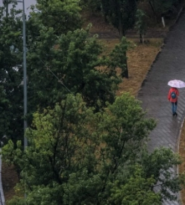 У неділю в Україні короткочасні дощі, вдень до +33°
