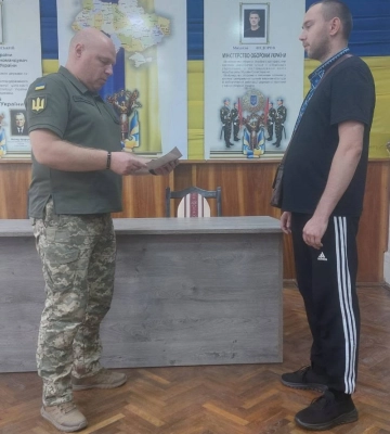 Захисника з Волині, який воював на найгарячіших напрямках, відзначили нагородою Міністра оборони