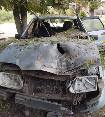 Двічі протягом дня FPV-дрони атакують автівки у селищі на Харківщині