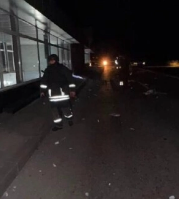 Дрон РФ ударил возле метро в Харькове: поврежден вход на станцию, дорога и остекление