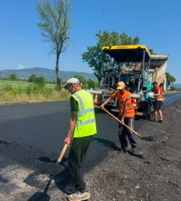 На Хустщині кипить ремонт доріг: де влаштовують новий асфальт, а де латають ями