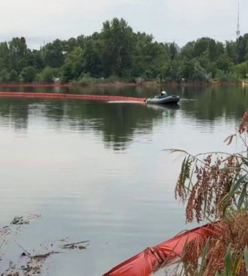 У Києві після атаки зафіксували забруднення озера Кирилівське та струмка Сирець