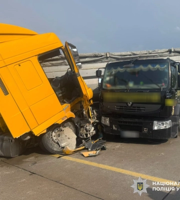На Житомирщині внаслідок зіткнення двох вантажівок постраждала людина, - поліція