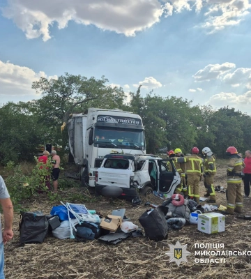 На Миколаївщині внаслідок зіткнення вантажівки, автобуса та кросовера постраждали люди. ФОТО