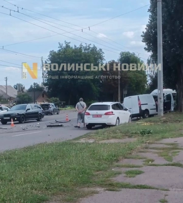 У Луцьку зіткнулися два авто: водія та пасажирку госпіталізували