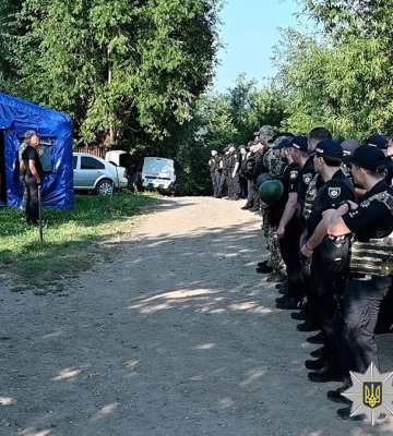 Чоловіка, який після стрільби у поліцейських 11 днів переховувався у лісі, затримали на Буковині