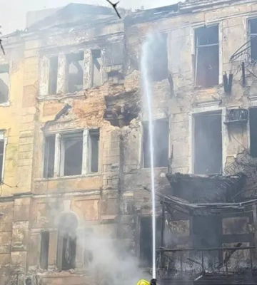 Пошкоджені будинки та згорілі авто: окупанти атакували Одесу, є постраждалі