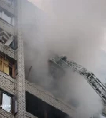 Російський удар по багатоповерхівці в Харкові: рятувальники евакуювали сімох людей