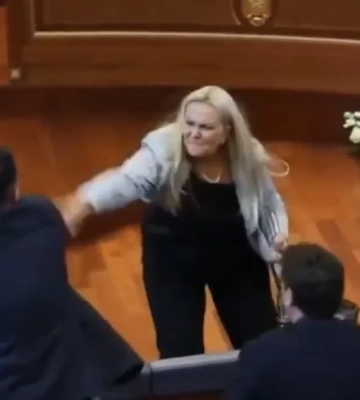 Відео: у парламенті Косова депутатка закидала прем'єра яйцями