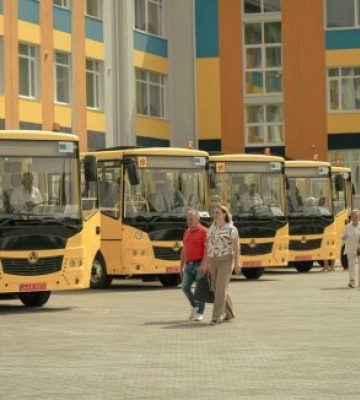 13 громад Киевщины получили новые школьные автобусы: семь из них — для детей с особыми потребностями