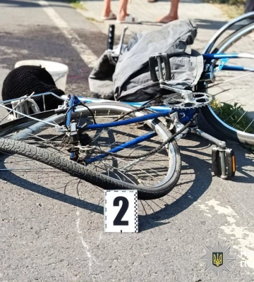 На Рівненщині неповнолітній хлопець на чужому мотоциклі збив літню жінку на велосипеді
