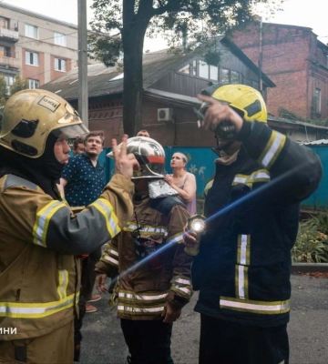 Двоє людей врятовані під час побутової пожежі в Харкові 