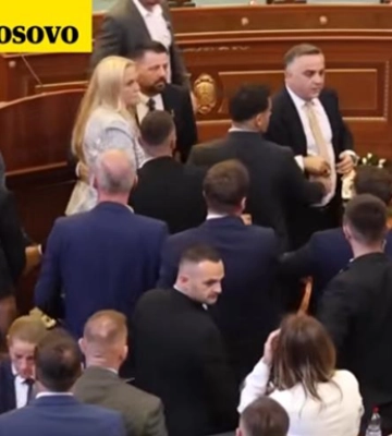 В Косово премьер-министра забросали яйцами во время заседания парламента