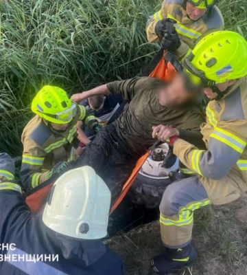 Поблизу Бочаниці перекинувся трактор: водія затисло у воді