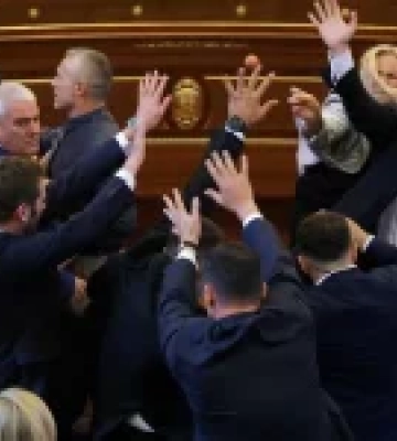 В парламенті Косова опозиційна депутатка закидала яйцями прем’єра Альбіна Курті