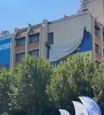 У Приштині з будівлі зняли український прапор та нагадали про "повагу" до Косова