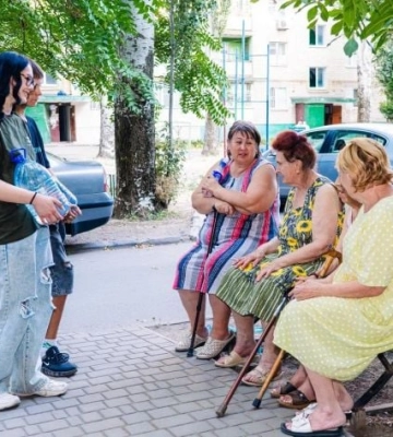 Пять литров пиара: в Мелитополе пенсионерам предложили заполнять онлайн-анкету ради питьевой воды (фото, видео)