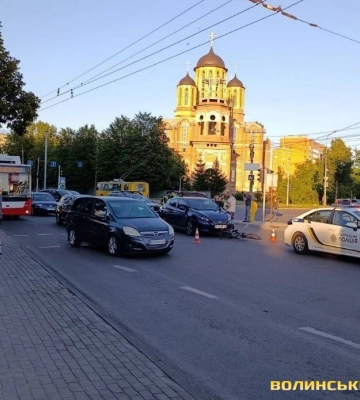На Соборності у Луцьку авто збило двох неповнолітніх, – медіа. Відео