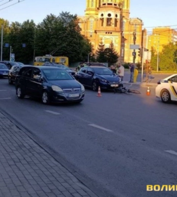 У Луцьку автомобіль збив двох 15-річних підлітків