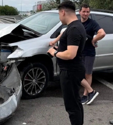 Въехали в отбойник: певец Shumei вместе с командой попал в ДТП в Киеве