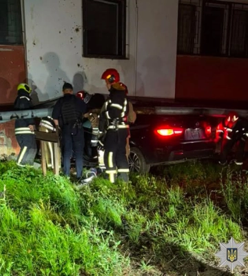 У Львові BMW GT3 влетів у нежитлову будівлю: один молодик загинув, інший у лікарні