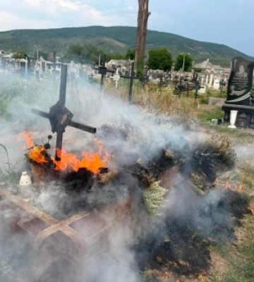У Виноградові через запалену свічку на кладовищі сталася пожежа: містян закликають до обачності