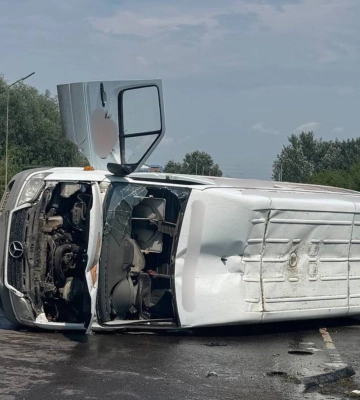 «Мерседес» на даху: на Волині 19-річний водій не впорався зі швидкістю