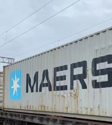 Из-за угрозы в Черном море Maersk перевел доставку в Украину на жд
