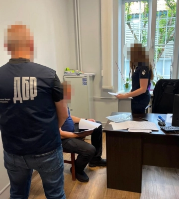 Приковал мужчину наручниками к лестнице: сотрудник ТЦК предстанет перед судом
