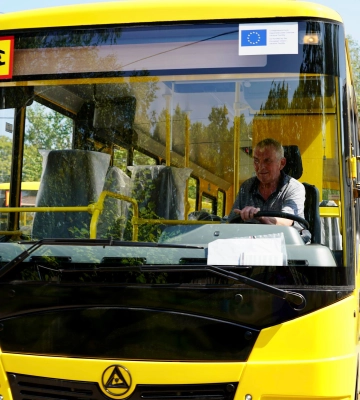 Три громади Чернігівщини отримали нові інклюзивні автобуси до навчального року (ФОТО)