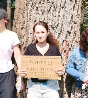 Кияни обіймають дерева у знак протесту. На Теремках вирубують парк заради будівництва тепломережі