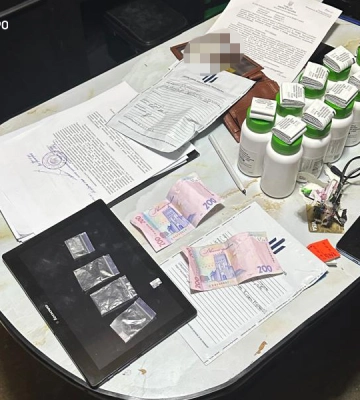 Прикордонник, двоє військових та їхні спільники продавали наркотики з квартири у Нікополі – ДБР