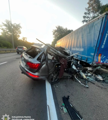 Смертельное ДТП в Киеве: Audi врезалась в грузовик, погибла женщина с ребенком