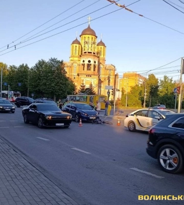 Перелом та травми голови: повідомили, у якому стані госпіталізували підлітків, яких на Соборності збило авто